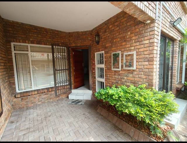 3 BEDROOM TOWNHOUSE FOR SALE IN SAFARI GARDENS